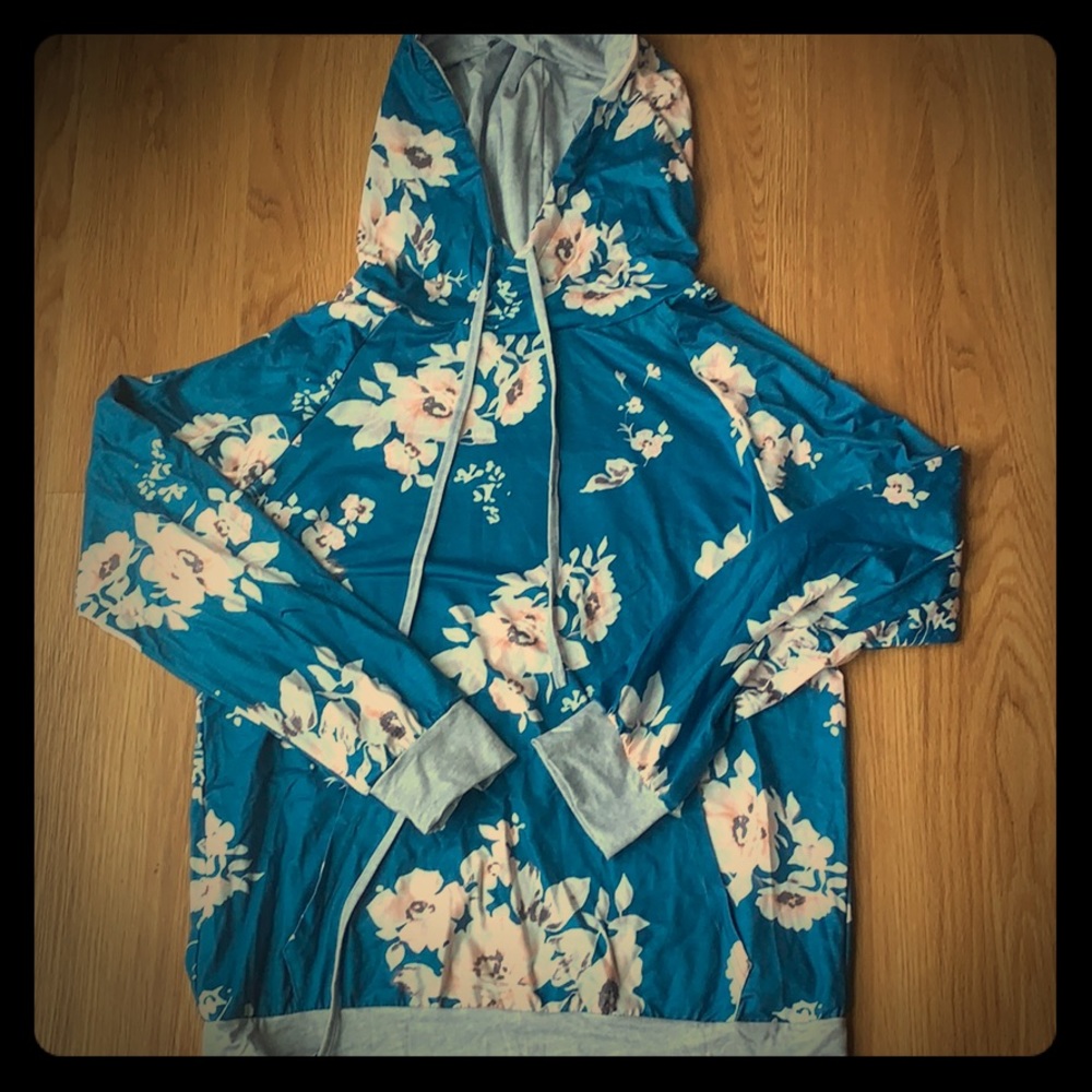 Lightweight polyester blend pull over